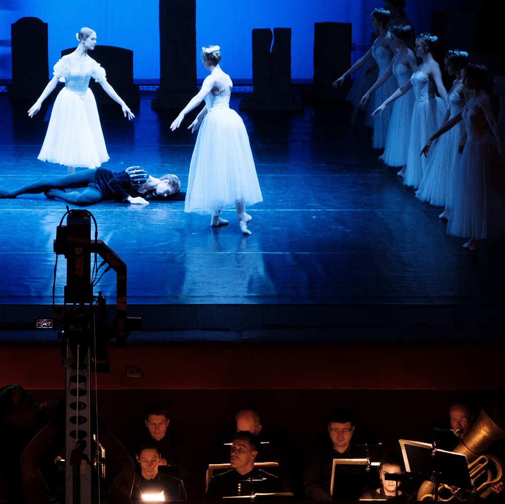 СК-Дайджест: новые съемки, бэкстейдж «Мам», «Втроем» снова в кинотеатрах, «Яма» в онлайне